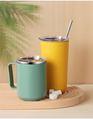 Une tasse de café en acier inoxydable à double paroi isolée avec couvercle