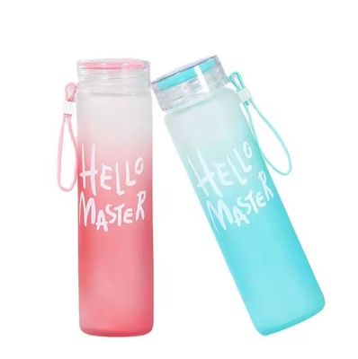 Une bouteille d'eau en verre glacé de 500 ml sans BPA