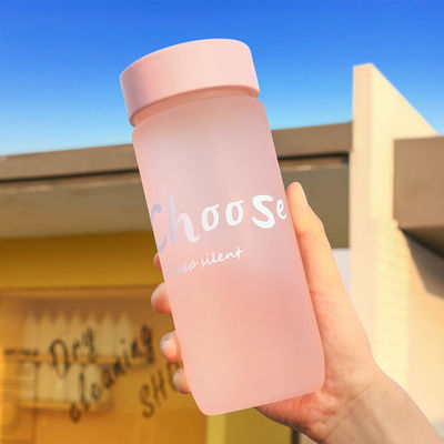 600ml Logo personnalisé tasse en plastique avec conception transparente et bouteille d'eau pour étudiants portable