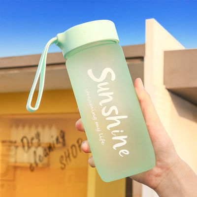 Style de conception minimaliste 600 ml tasse en plastique portable Logo personnalisé Acceptable pour l'extérieur