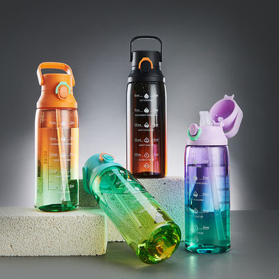 Bouteille d'eau à grande capacité avec poignée et paille pour les sports de plein air 750 ml