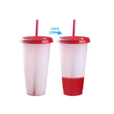 Bouteille d'eau froide avec couvercle et paille.
