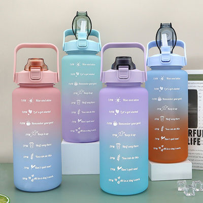 Bouteille d'eau en plastique de 2 litres pour le sport en plein air avec ligne de capacité et revêtement anticorrosion