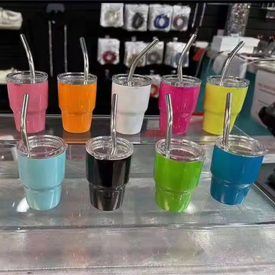 Une bouteille d'eau en acier inoxydable de 2 onces, une petite tasse de poche mignonne avec de la paille pour la fête.
