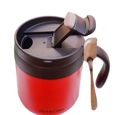 Une tasse de café isolée en acier inoxydable parfaite pour le camping.