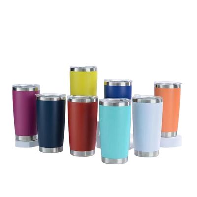 Une tasse de café en acier inoxydable à double paroi