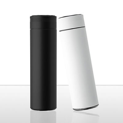 Bouteille d'eau portable isolée recyclée avec rappel de boire de l'eau avec infuseur de thé