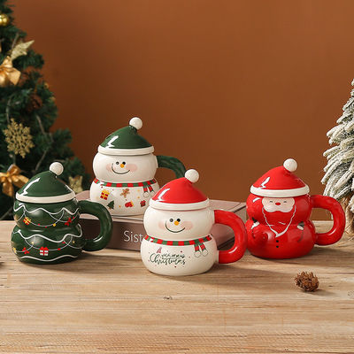 Un bonhomme de neige en céramique, une tasse de Noël en boîte cadeau pour les fêtes