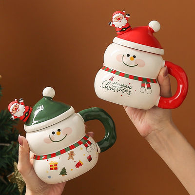 Un bonhomme de neige en céramique, une tasse de Noël en boîte cadeau pour les fêtes