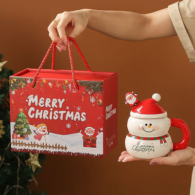 Un bonhomme de neige en céramique, une tasse de Noël en boîte cadeau pour les fêtes