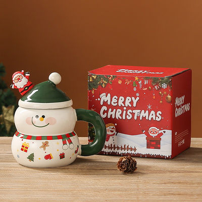 Un bonhomme de neige en céramique, une tasse de Noël en boîte cadeau pour les fêtes