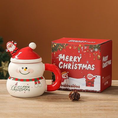 Un bonhomme de neige en céramique, une tasse de Noël en boîte cadeau pour les fêtes