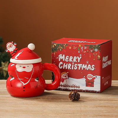 Un bonhomme de neige en céramique, une tasse de Noël en boîte cadeau pour les fêtes