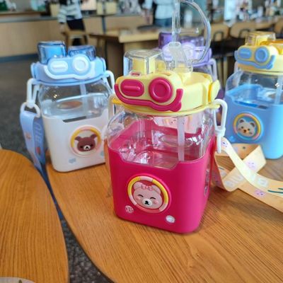 Bouteille d'eau en plastique pour élèves avec poignée et épaule 980ml