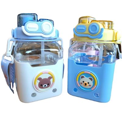 Cartoon Coupe de paille carrée pour enfants Grande capacité 980 ml Portable avec ceinture de transport
