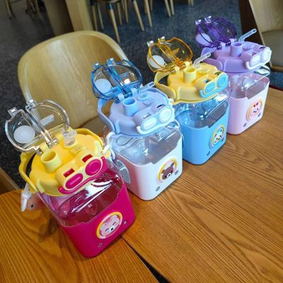 Cartoon Coupe de paille carrée pour enfants Grande capacité 980 ml Portable avec ceinture de transport