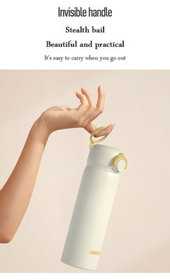 Restez rafraîchi sur votre aventure de conduite autonome avec cette tasse de thermos de design mignon