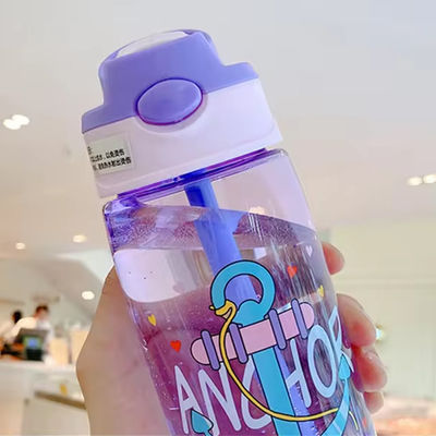 Une bouteille d'eau en plastique avec paille et silicone.