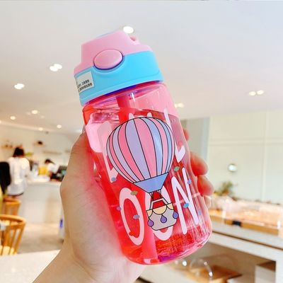 Une bouteille d'eau en plastique avec paille et silicone.