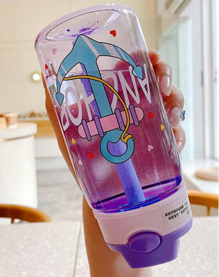 Bouteilles d'eau potable pour bébé en plastique recouvertes d'un revêtement anticorrosion avec logo et pailles personnalisés