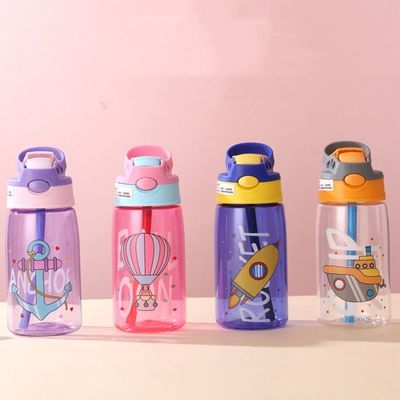 Bouteilles d'eau potable pour bébé en plastique recouvertes d'un revêtement anticorrosion avec logo et pailles personnalisés