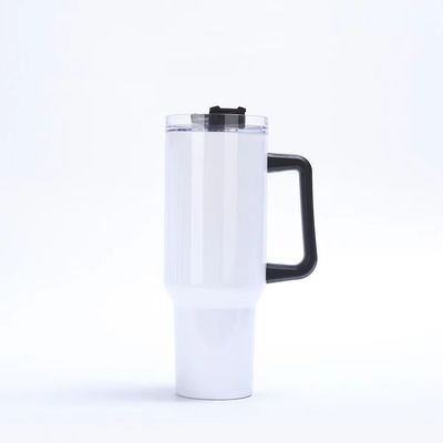 Grippe à la main 40oz Tumbler avec couvercle de paille et poignée en acier inoxydable recyclable Tumbler pour coupe de voiture colorée