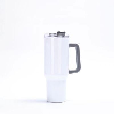 Grippe à la main 40oz Tumbler avec couvercle de paille et poignée en acier inoxydable recyclable Tumbler pour coupe de voiture colorée