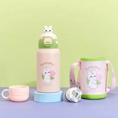 Coupe d'isolation pour enfants en acier inoxydable 304 Grande capacité Cartoon Water Battle Portable Outdoor Cup Pot avec paille