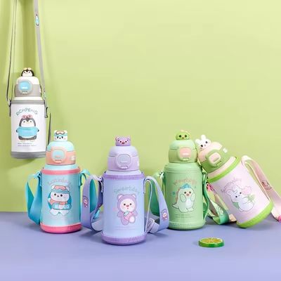 Coupe d'isolation pour enfants en acier inoxydable 304 Grande capacité Cartoon Water Battle Portable Outdoor Cup Pot avec paille