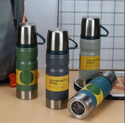 Un ensemble de cadeaux personnalisés gris clair pour affaires 680 ml Bouteille d'eau isolée à double paroi 304 Thermos à vide en acier inoxydable