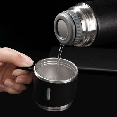 Logo d'impression personnalisé Bouteilles d'eau de 500 ml avec bouteilles sous vide isolées en acier inoxydable