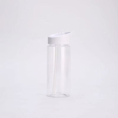 Bouteille d'eau en plastique transparente d'été avec paille