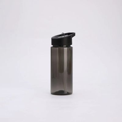 Bouteille d'eau en plastique transparente d'été avec paille