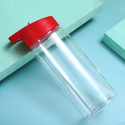 Bouteille d'eau en plastique transparente d'été avec paille