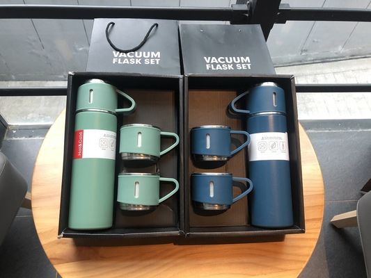 Bouteilles d'eau isolées avec 2 tasses Logo personnalisé Ensemble cadeau tasse de voyage en acier inoxydable