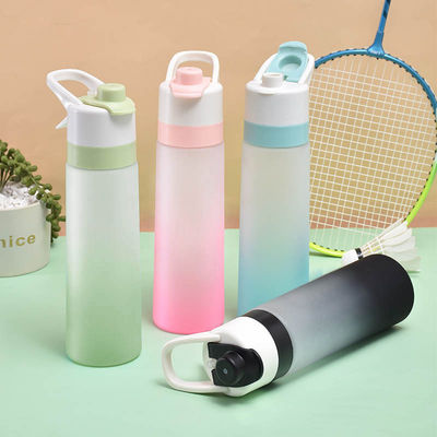 Vendez directement des tasses d'eau en plastique de sport simple avec une capacité de 750 ml