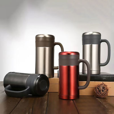 Une tasse de voyage en acier inoxydable avec poignée