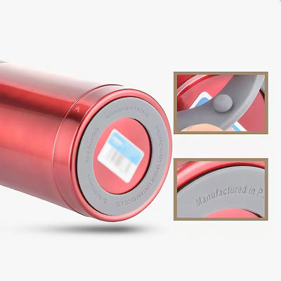 Une tasse de voyage en acier inoxydable avec poignée
