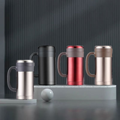 Une tasse de voyage en acier inoxydable avec poignée