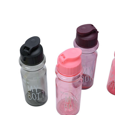 Bouteilles d'eau potable en plastique avec courroie multicolore