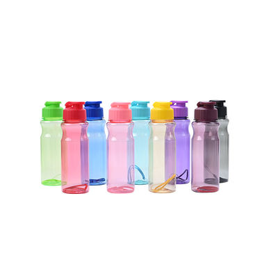 Bouteilles d'eau potable en plastique avec courroie multicolore