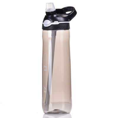 Colorié shaker de sport avec paille simple et populaire 25oz Tritan bouteille d'eau en plastique