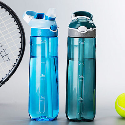 Colorié shaker de sport avec paille simple et populaire 25oz Tritan bouteille d'eau en plastique
