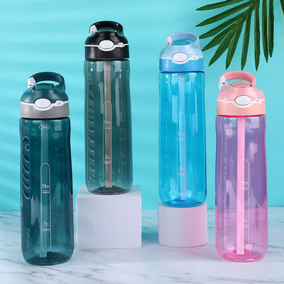 Colorié shaker de sport avec paille simple et populaire 25oz Tritan bouteille d'eau en plastique