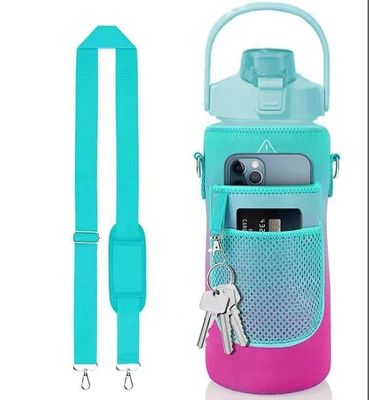 Bouteille d'eau de 2 litres adaptée aux voyages avec un manchon de rangement et un marqueur d'heure