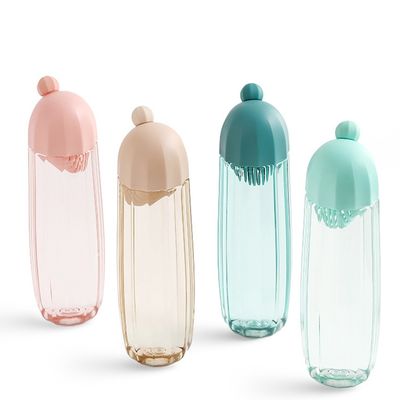Une bouteille d'eau personnalisée avec un couvercle pour les voyages en plein air
