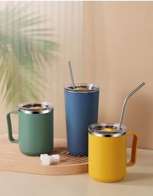 Une tasse de café en acier inoxydable à double paroi isolée avec couvercle
