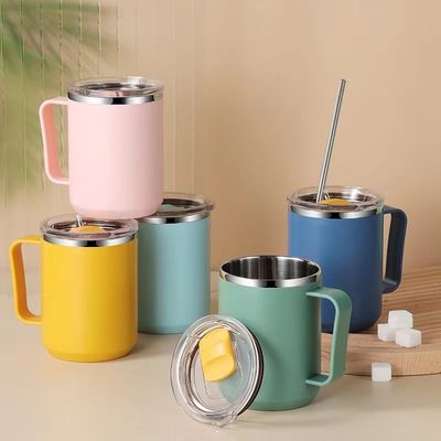 Une tasse de café en acier inoxydable à double paroi isolée avec couvercle