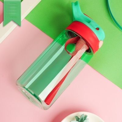 Bouteille d'eau pour enfants sans BPA avec couvercle et poignée en paille pour une eau bouillante durable