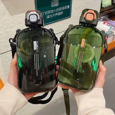 Une bouteille d'eau en plastique de 750 ml avec paille est indispensable pour faire de l'exercice et du fitness en plein air.
